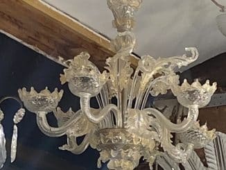 découvrez comment reconnaître un lustre murano authentique grâce à nos astuces pratiques et conseils d'experts. apprenez à identifier les caractéristiques uniques de ces œuvres d'art en verre, de leur fabrication artisanale à leur design distinctif.