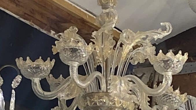 découvrez comment reconnaître un lustre murano authentique grâce à nos astuces pratiques et conseils d'experts. apprenez à identifier les caractéristiques uniques de ces œuvres d'art en verre, de leur fabrication artisanale à leur design distinctif.